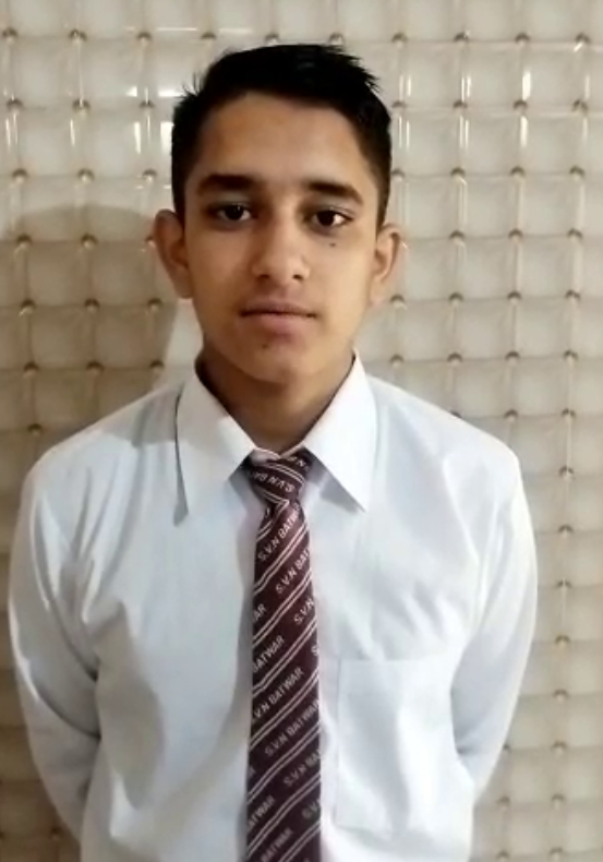 बतवाड़ के सरस्वती विद्या निकेतन हाई स्कूल की कक्षा 10 में पढने वाले अभिनव ठाकुर
